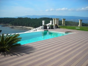 terrasse-elegance-mix-lisse-rainuree-brun-villa-galice-4-ambiance-BD